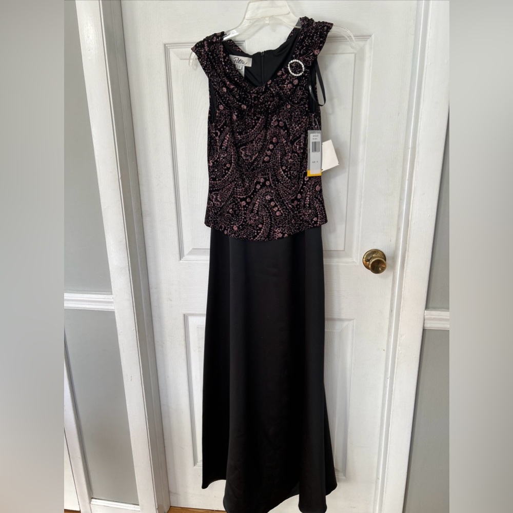 Absolutely stunning Patra formal dress